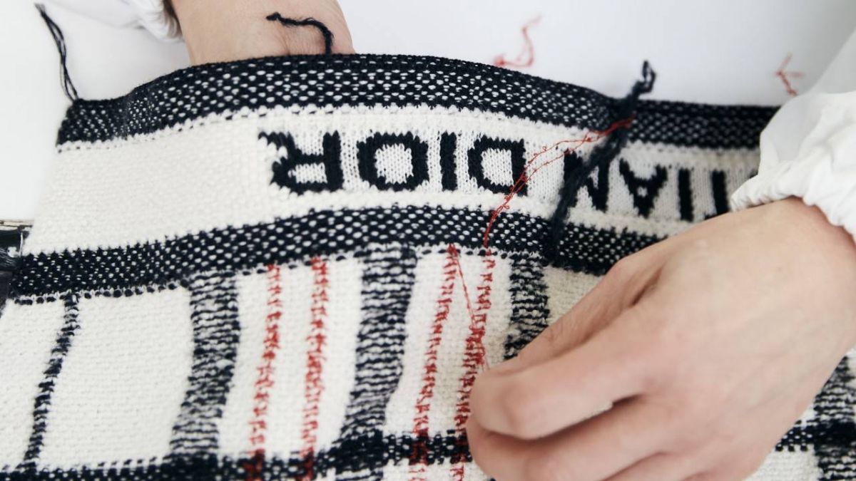 إليك كيف تمّ تصميم هذه السترة أو الجاكيت المحبوكة الأنيقة من مجموعة ديور للألبسة الجاهزة