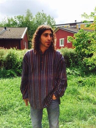 بالصور - بعد غياب عشرين عاماً... بطل فيلم 