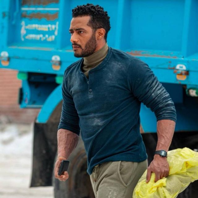 محمد رمضان يتقمص شخصية المخرج بفيديو على 