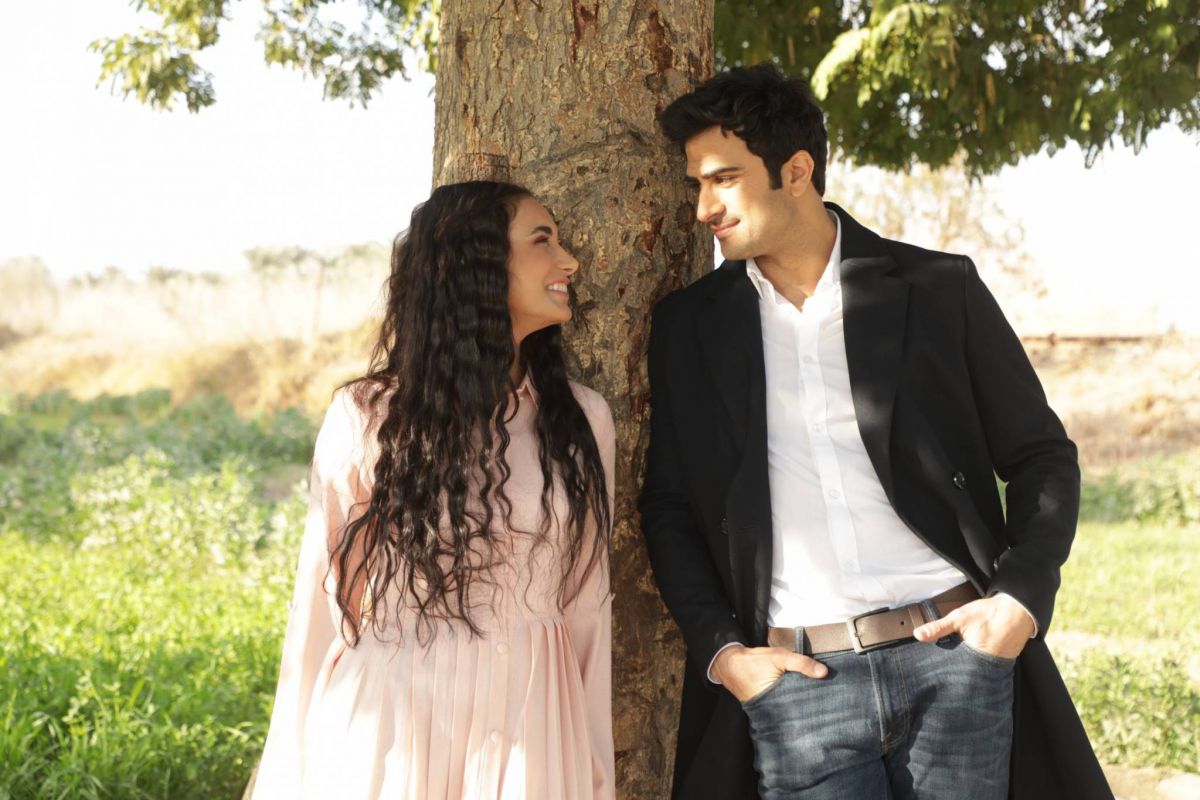 ألكسندر علوم وهند نزار يتحدّيان بحبّهما المصاعب ويواجهان المجتمع في مسلسل 