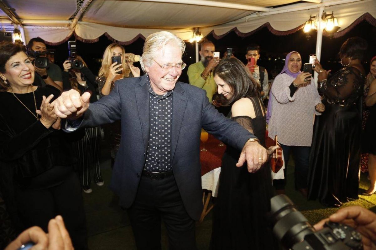 بالصور - حسين فهمي يرقص على أنغام المزمار في مهرجان الأقصر