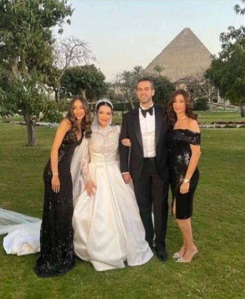 جلسة تصوير لشام الذهبي وزوجها قبل بدء حفل الزفاف