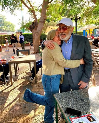 بالفيديو - حفيدة عبد الرحمن أبو زهرة تبكي لحظة رؤيته في يوم زفافها