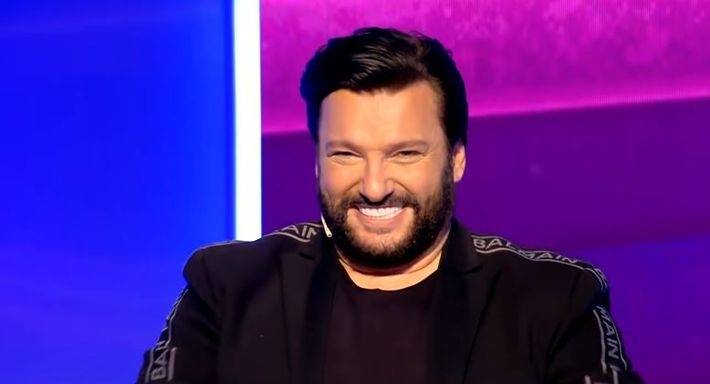 بالفيديو - بعد الطلب من طليقته العودة إليه... علاء زلزلي يغنّي بلغات عدة