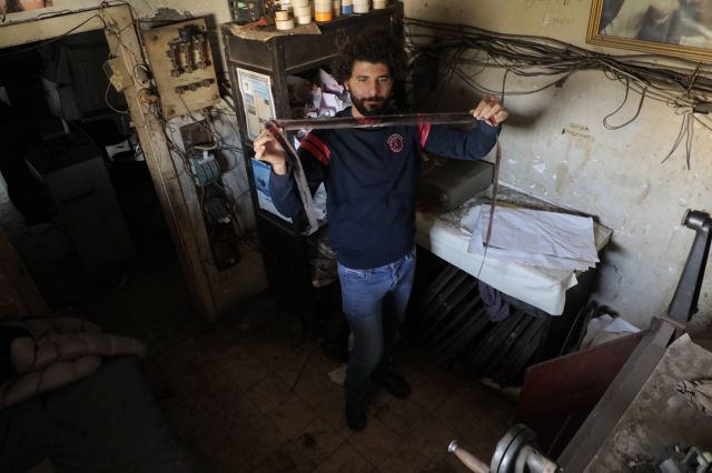 قاسم سطنبولي داخل غرفة العرض القديمة 