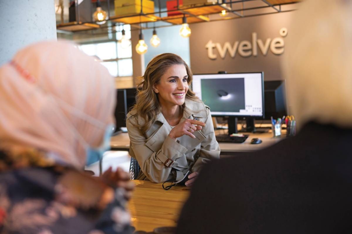 الملكة رانيا تلتقي مجموعة من مصمّمي حلول مبتكرة
أردنيين خلال زيارتها استوديو 