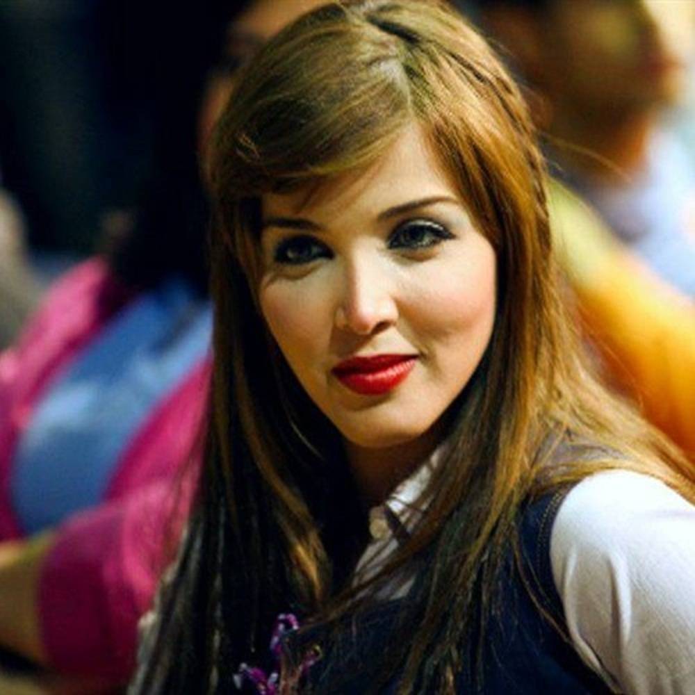 نجاة فنانة شابة من الموت بعد تحطّم سيارتها