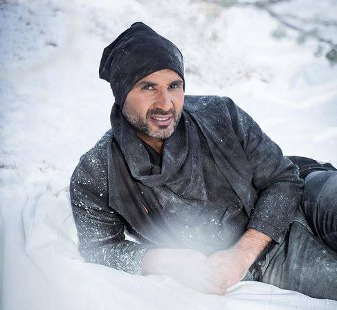 بالفيديو - أحمد سعد يروّج لعمله الجديد ببنطال غير مألوف