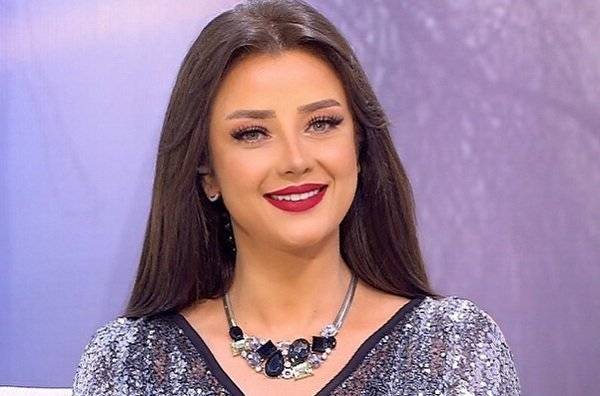 بالفيديو - بكاء رضوى الشربيني على المسرح.. هذا ردّ فعل إبنتها