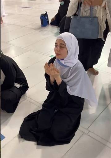 فيديو مؤثر لمايان السيد وهي تبكي خلال تأدية العمرة