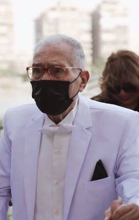 بالفيديو والصور - عبد الرحمن أبو زهرة يرقص مع حفيدته في حفل زفافها