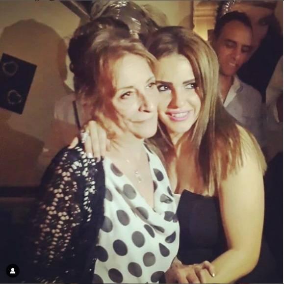 رسالة مؤثرة من دنيا عبد العزيز في عيد الأم