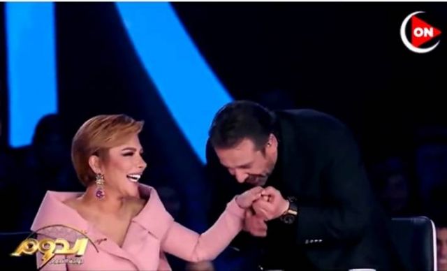 كريم عبد العزيز يقبل يد أصالة