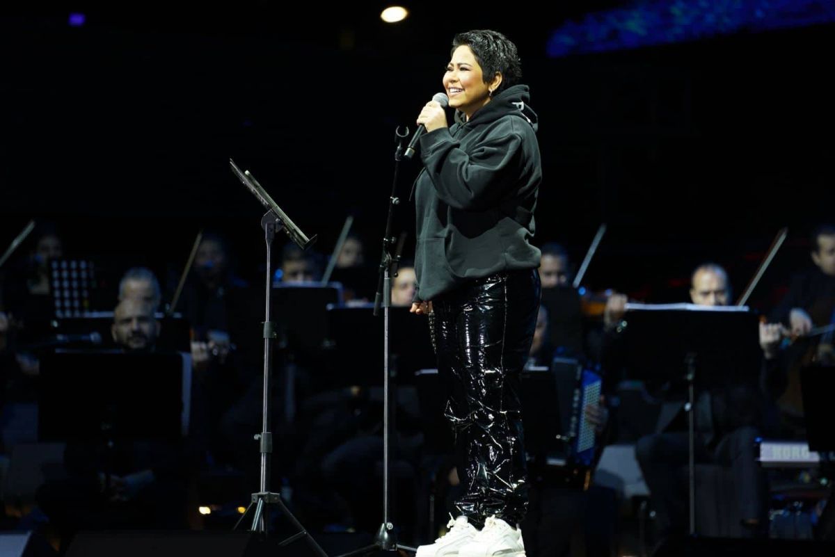 بعد انتقاد إطلالتها... مصدر يكشف سرّ ارتداء شيرين ملابس رياضية في الكويت