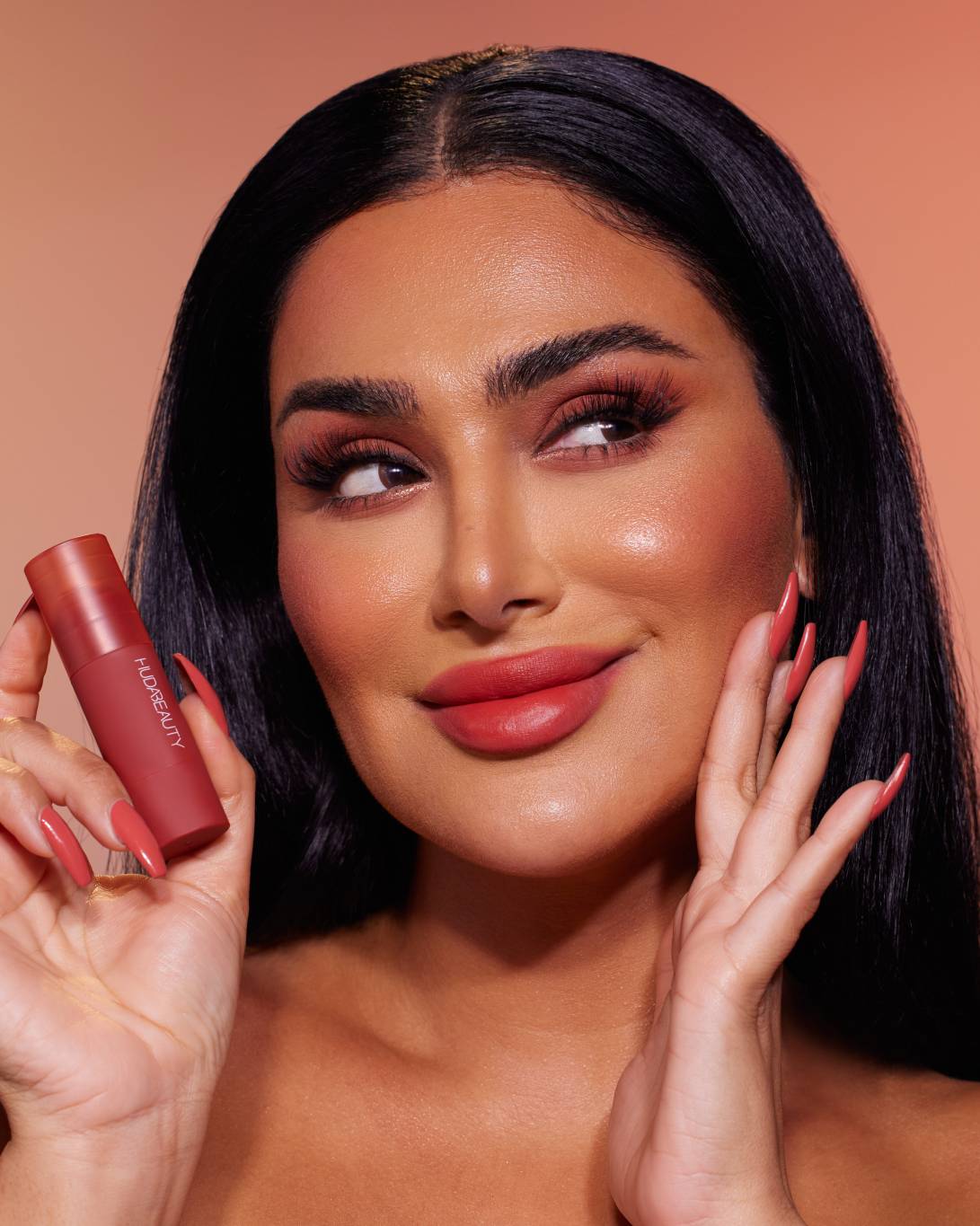 أبرزي خدّيك بكلّ جرأة مع أول إصبع بلاش Cheeky Tint على الإطلاق من Huda Beauty!