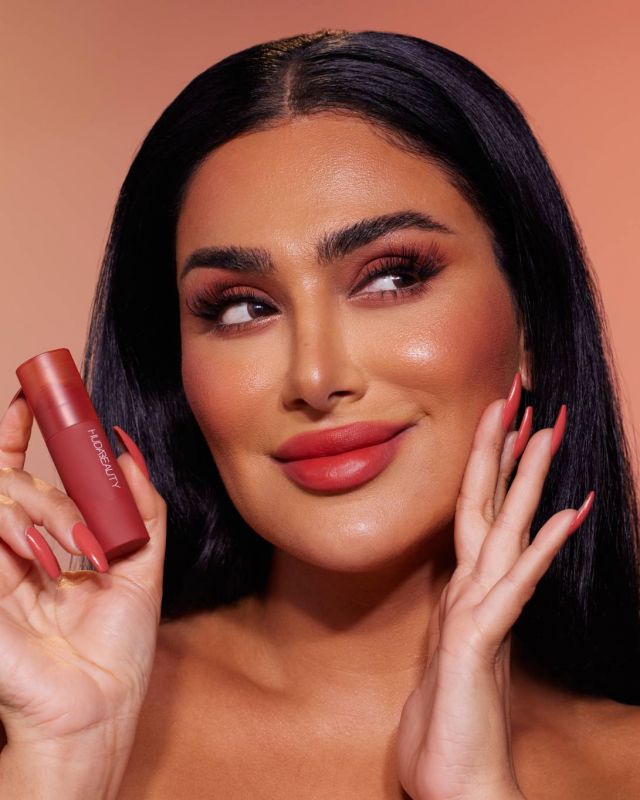 أبرزي خدّيك بكلّ جرأة مع أول إصبع بلاش Cheeky Tint على الإطلاق من Huda Beauty!