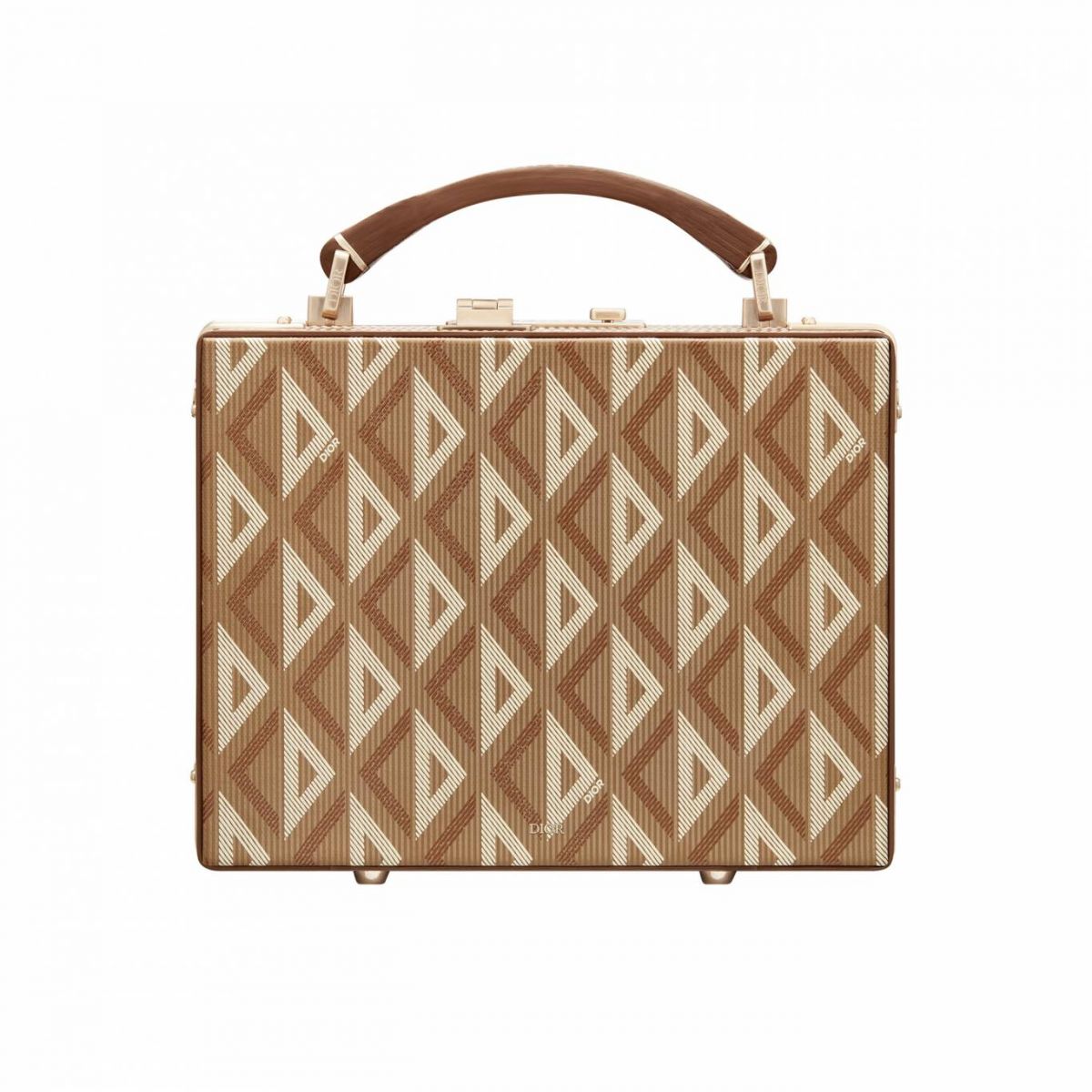 المهارة الحِرفيّة العالية في التوال بالأحرف CD على شكل ماسة CD DIAMOND