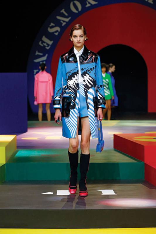 قوّة اللون والأشكال الهندسية في مجموعة RTW SPRING SUMMER 2022 DIOR