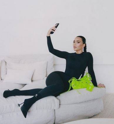 بالفيديو - كيم كاردشيان تفاجئ الجميع بملابسها الغريبة.. هكذا ارتدت شرائط لاصقة!