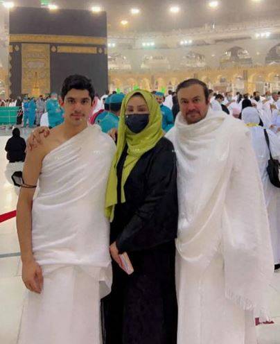 بالفيديو - أحلام تؤدي مناسك العمرة مع ابنها وتعلن إسلام مدبّرة منزلها