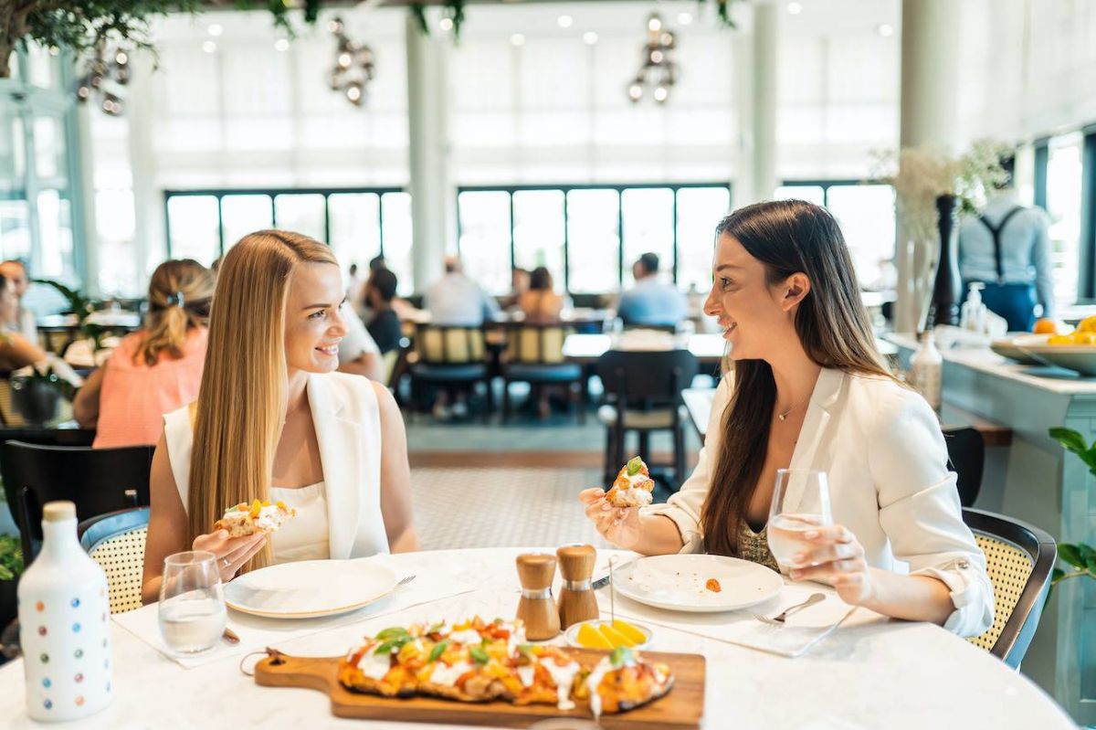 تلذذوا بوجبة برانش مميزة في مطعم 