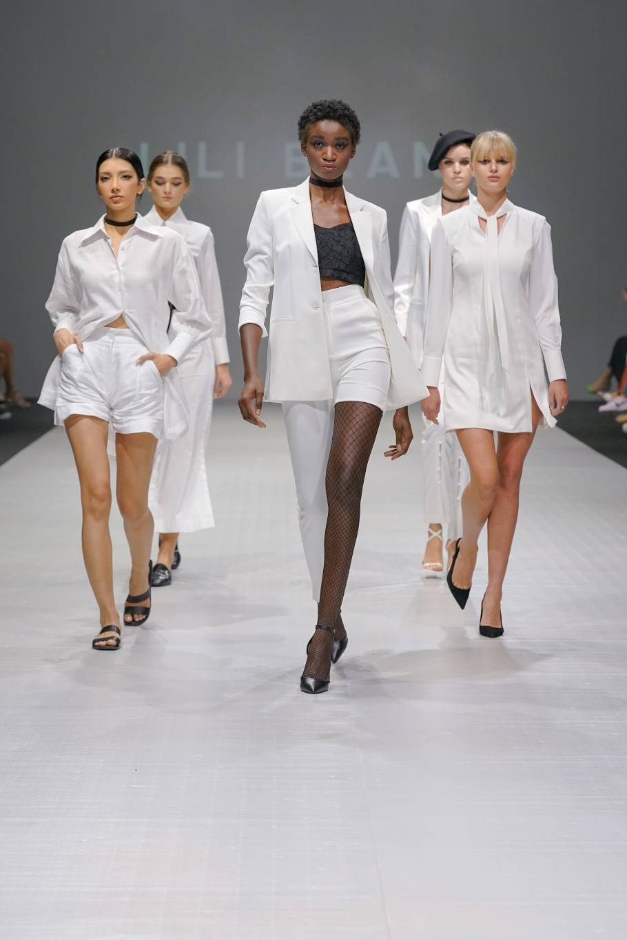 “Dream in a city”من 