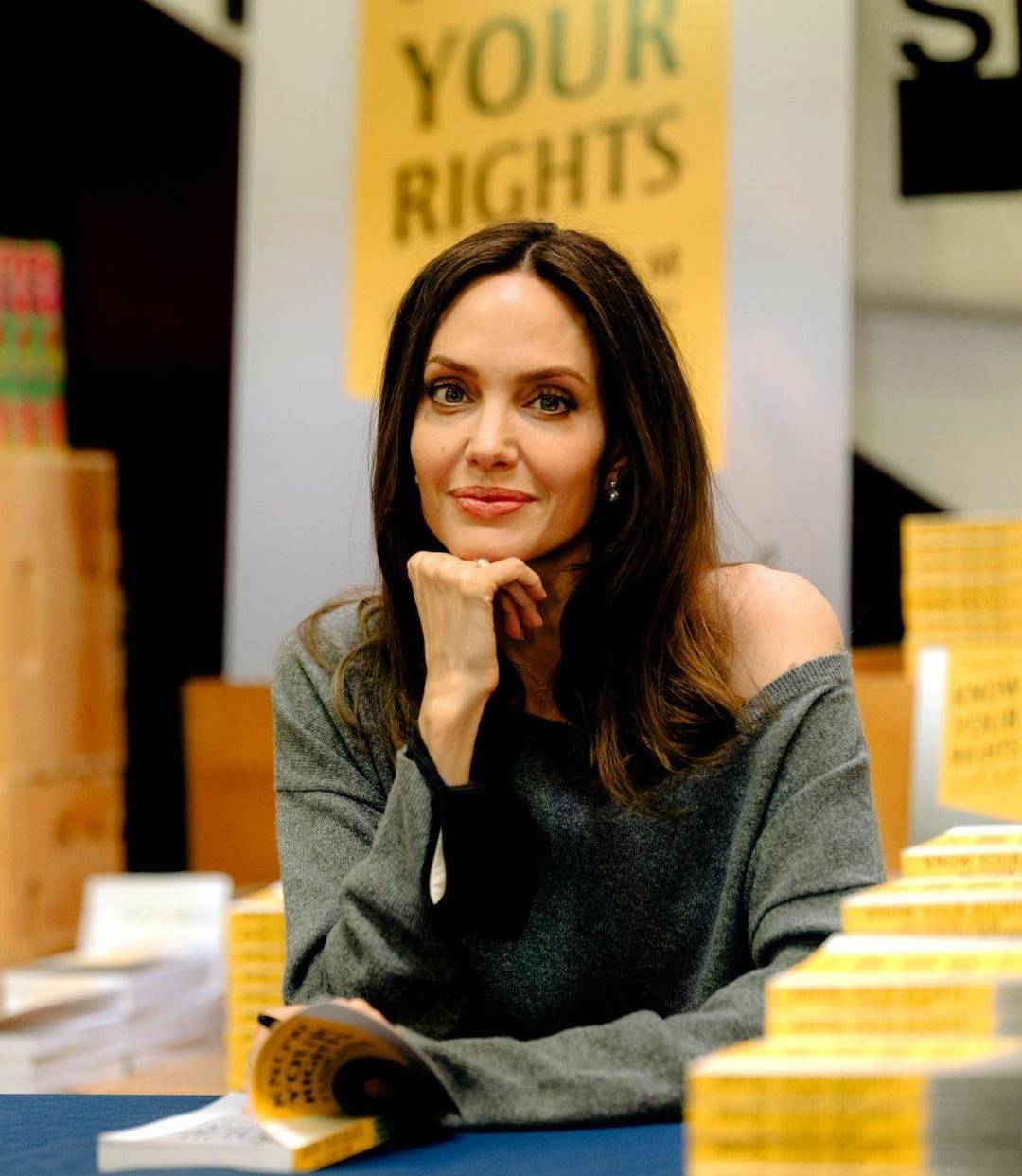 تسريب جواز سفر أنجلينا جولي يُحدث ضجة... وهي تردّ بفيديو مؤثر