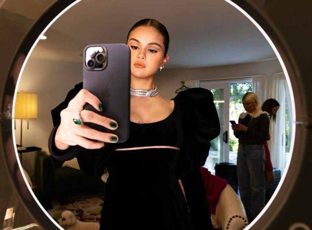 سيلينا غوميز تأسر القلوب بفستان أنيق وأكسسوار غريب