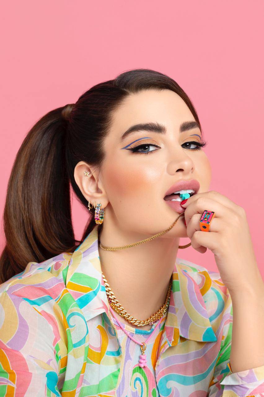 روان بن حسين تحتفل بنهار المرأة العالمي بعد مرور سنة على إطلاق مسيرتها الفنية