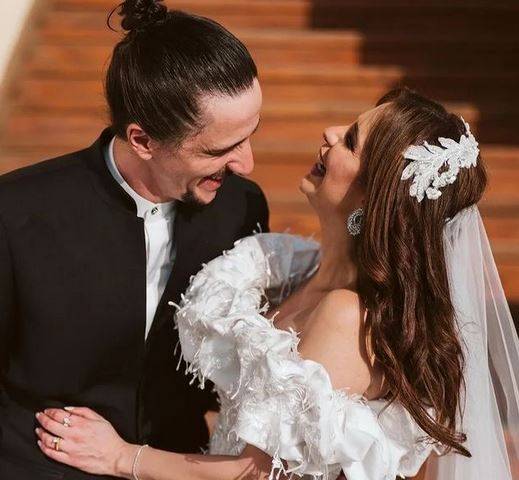 الصورة الأولى لدنيا عبد العزيز  من شهر العسل