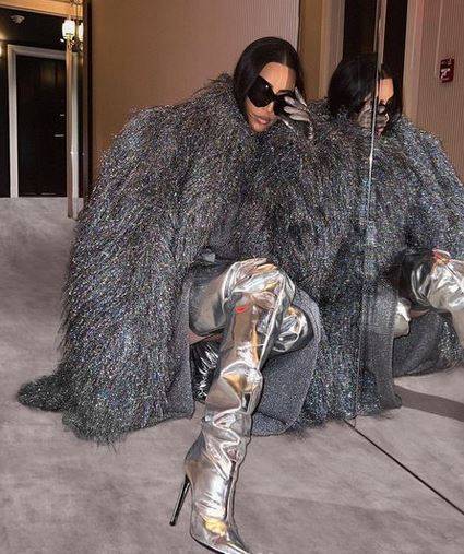 معطف كيم كارداشيان الفضي يُحدث جدلاً مع طليقها... إليكم سعره الخيالي