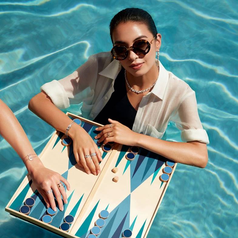 عيشوا البهجة مع 