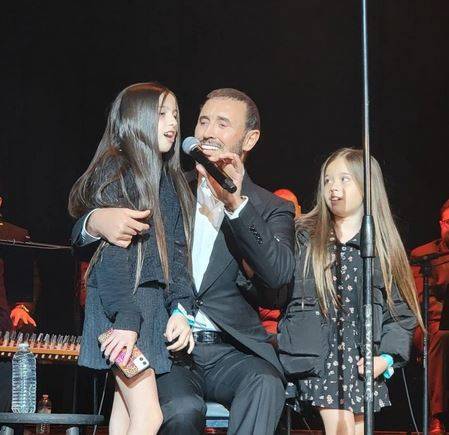 بالفيديو - حفيدتا كاظم الساهر تغنّيان معه على المسرح