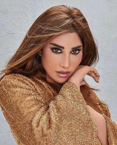 نجوى كرم تضجّ أنوثة وجمالاً بفيديوهات عفوية من كواليس رحلتها