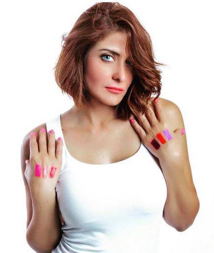 هيدي كرم تقلّد طريقة ميريام فارس في قصّ الشعر بفيديو عفوي