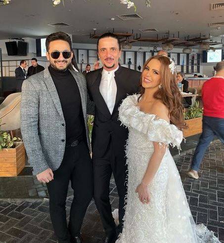 بالصور - حمادة هلال يفاجئ دنيا عبد العزيز بالاحتفال بزواجها في كواليس 