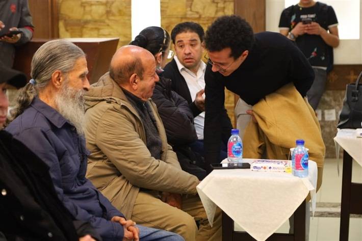 بالصور - بكاء لطفي لبيب وغياب نقيب الممثلين... أبرز لقطات عزاء عهدي صادق