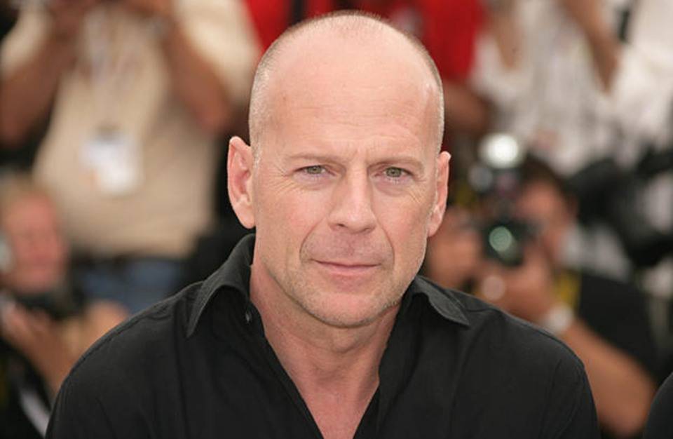 ما هو مرض الحبسة الذي حرم بروس ويليس القدرة على الكلام؟