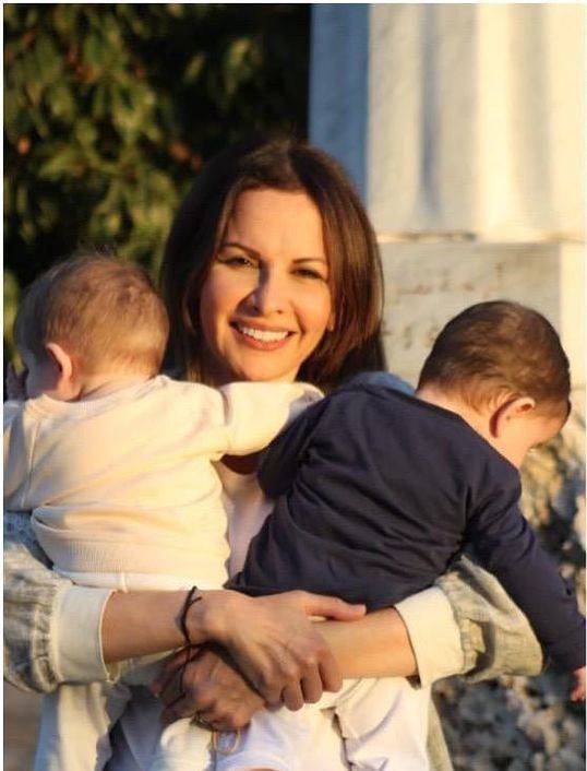 بالصور - تعرّفوا إلى توأم جومانا بو عيد في أول ظهور لهما