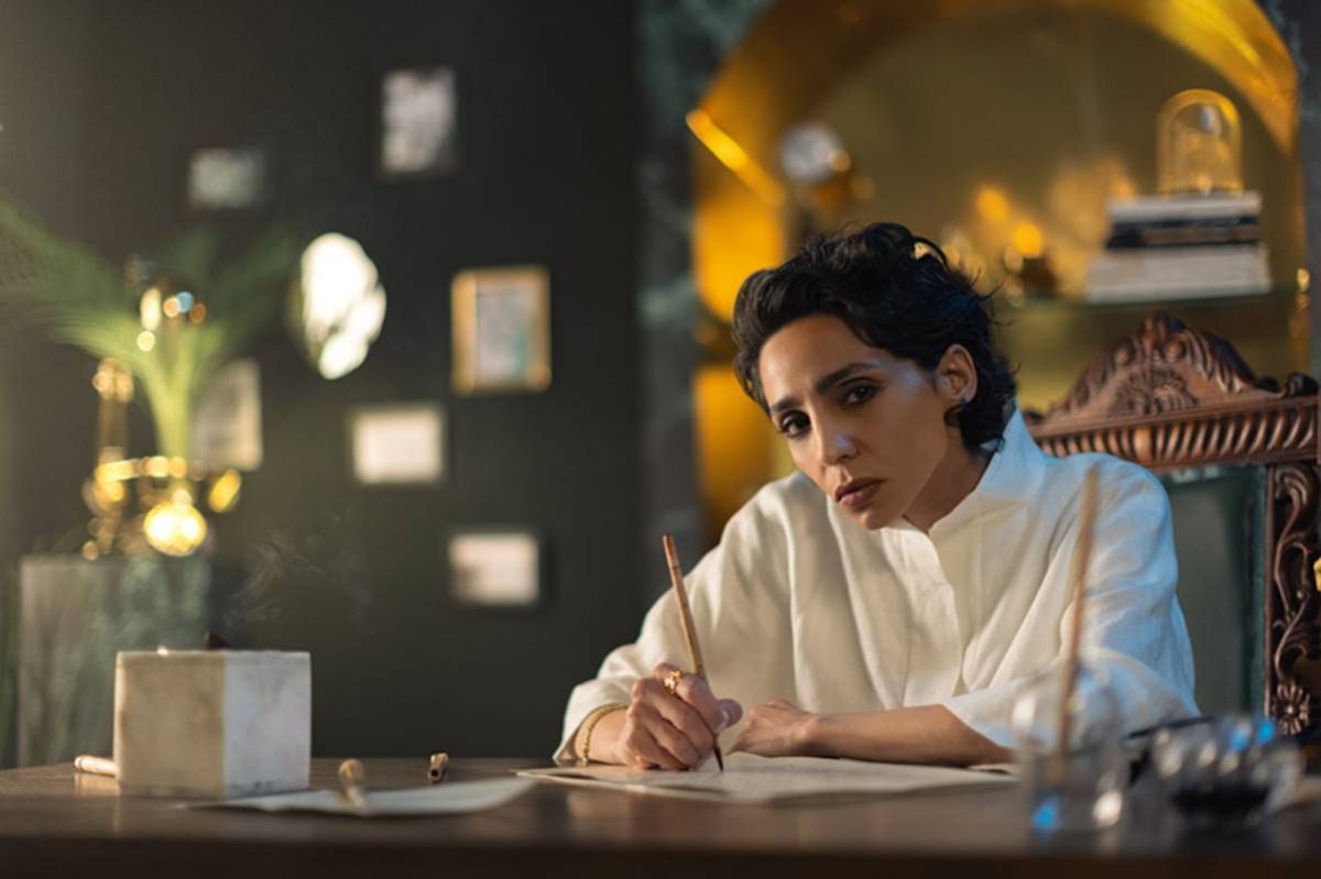 علامة كارولينا هيريرا تُطلق حملتها الترويجية الحصرية في المنطقة بالتعاون مع الشاعرة والمخرجة السعودية أمل الحربي