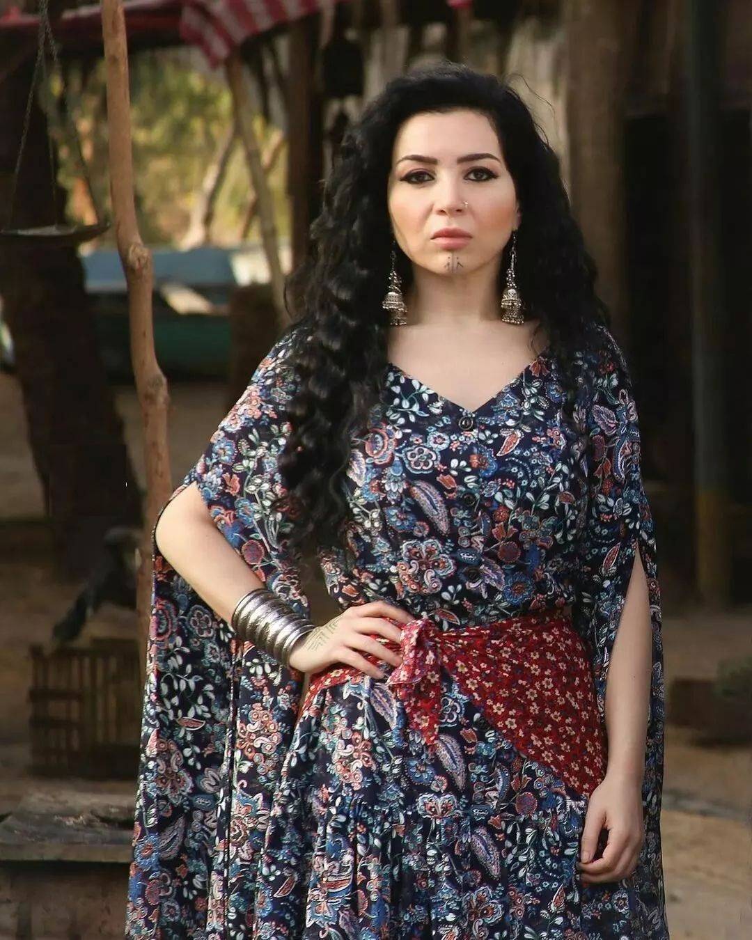 مي عز الدين توجّه رسالة الى نبيلة عبيد بسبب 