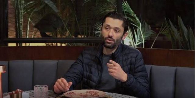 بالفيديو - كريم محمود عبد العزيز يكشف نصيحة والده للحفاظ على زواجه