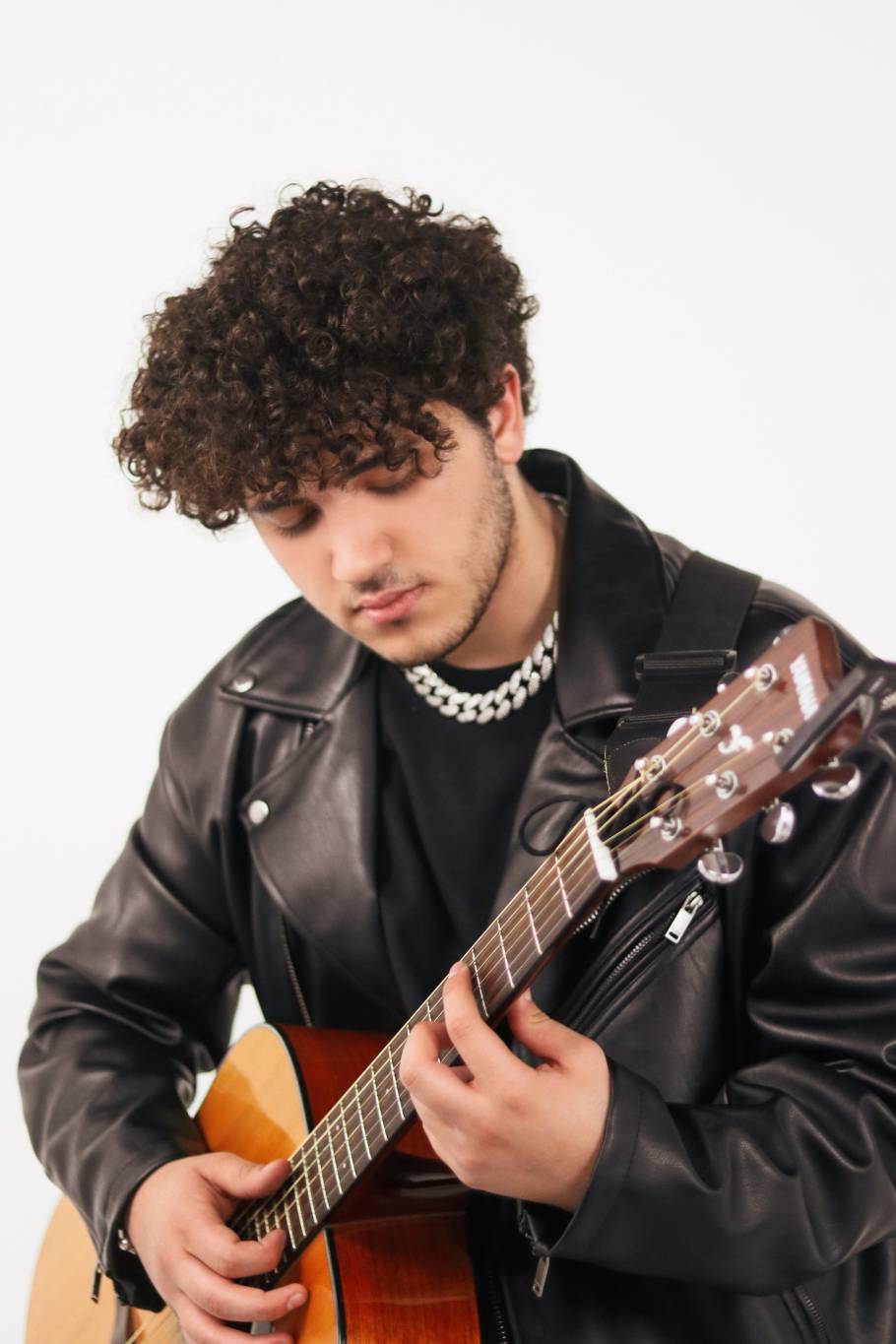 نجم البوب الأردنيّ عصام النجّار يستعدّ لجولة 