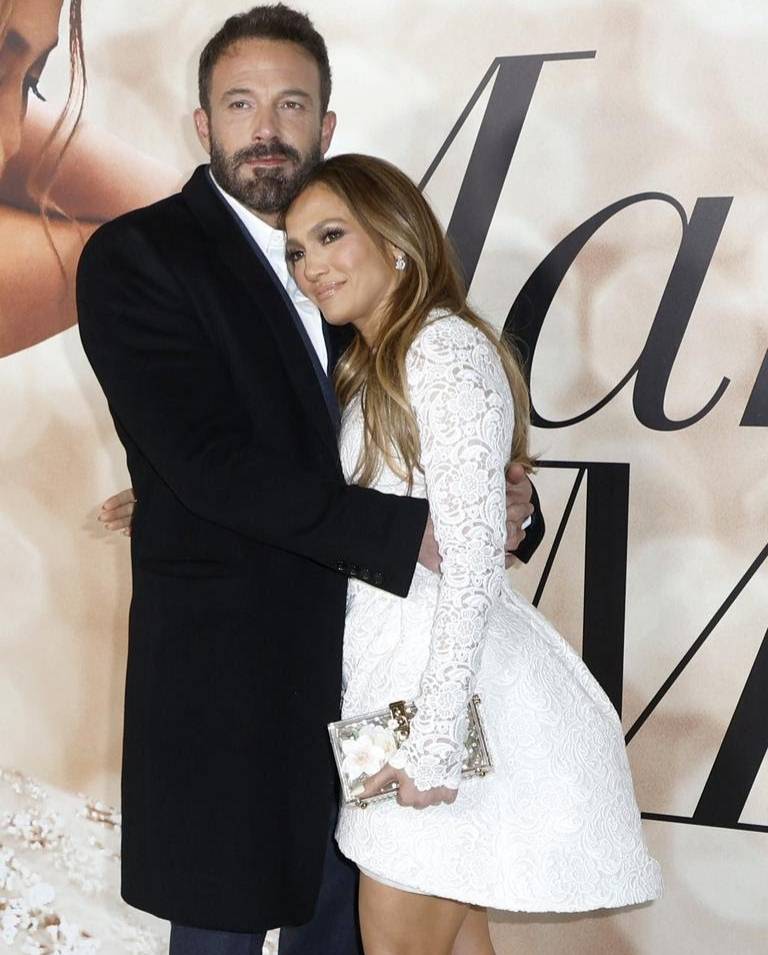 خاتم جي لو يتصدّر عناوين الصحف... هكذا أعلنت خطوبتها إلى بن أفليك