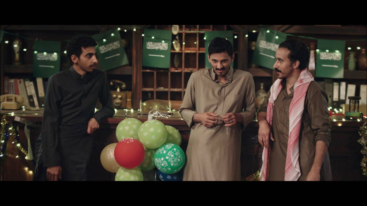 ثلاثة أشقاء يديرون محطة بنزين واستراحة وسوبرماركت على طريقٍ صحراوية في الكوميديا السعودية 