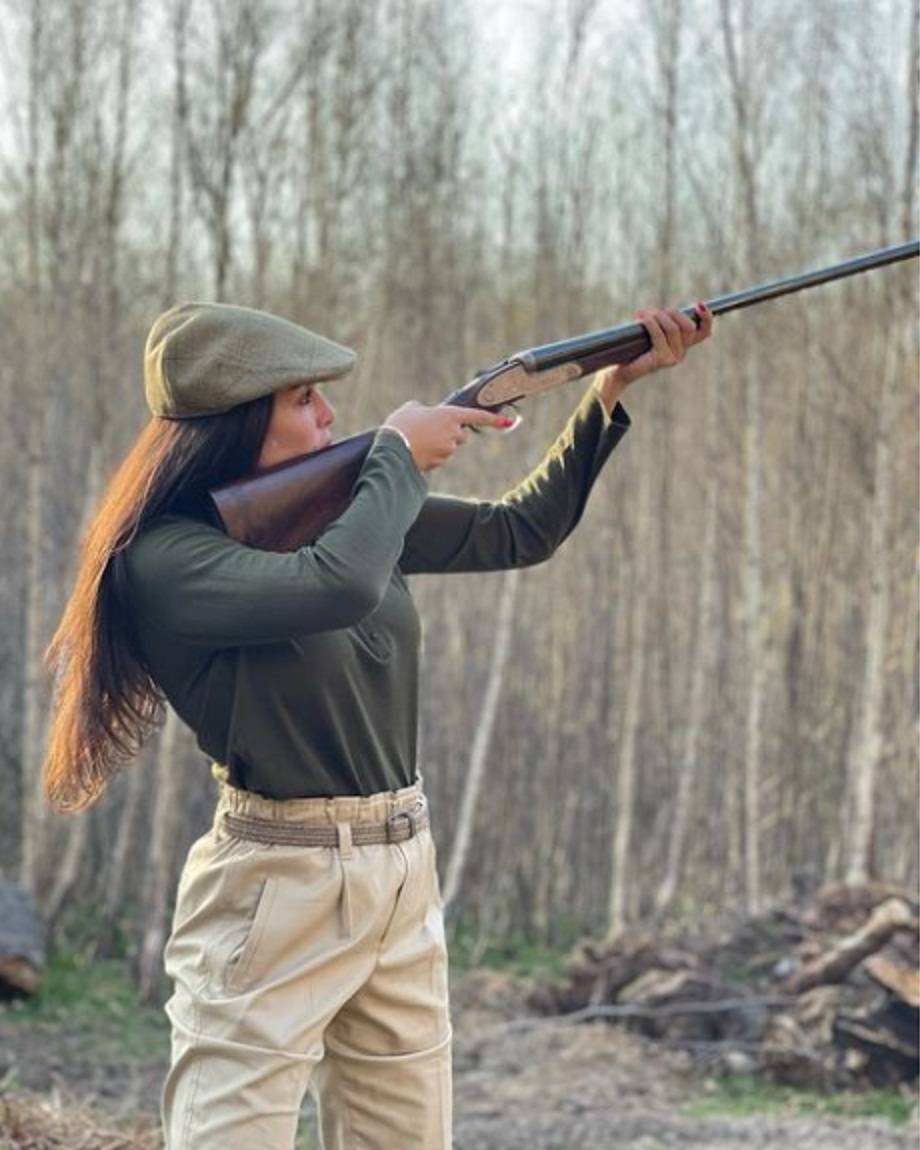 بالفيديو - ياسمين صبري تستعرض مهارتها في إطلاق النار