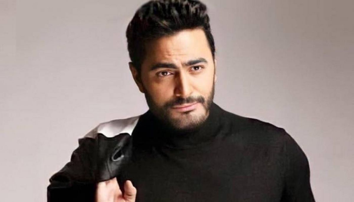 تامر حسني يستعين بجمهوره للوصول إلى أحد معجبيه