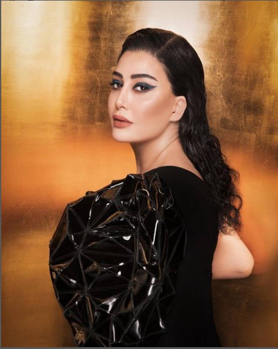 بالصور - غادة عبدالرازق تظهر بالحجاب والجمهور يتفاعل