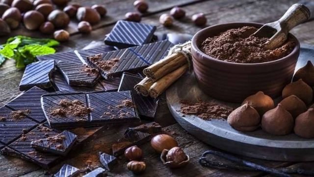 تناولوا الشوكولاتة الداكنة كحماية من مرض مزمن