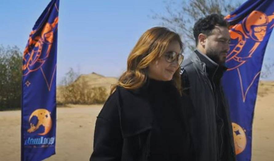 بالفيديو - نيللي كريم تكشف إحساسها خلال هبوط شقيق زوجها من الطائرة بالمظلة